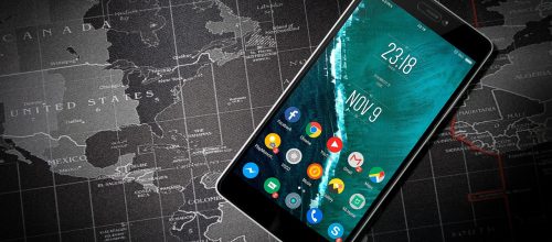 Figma界面中将SVG矢量图标文件拖拽导入画布的操作示意，图层面板显示Vector路径结构